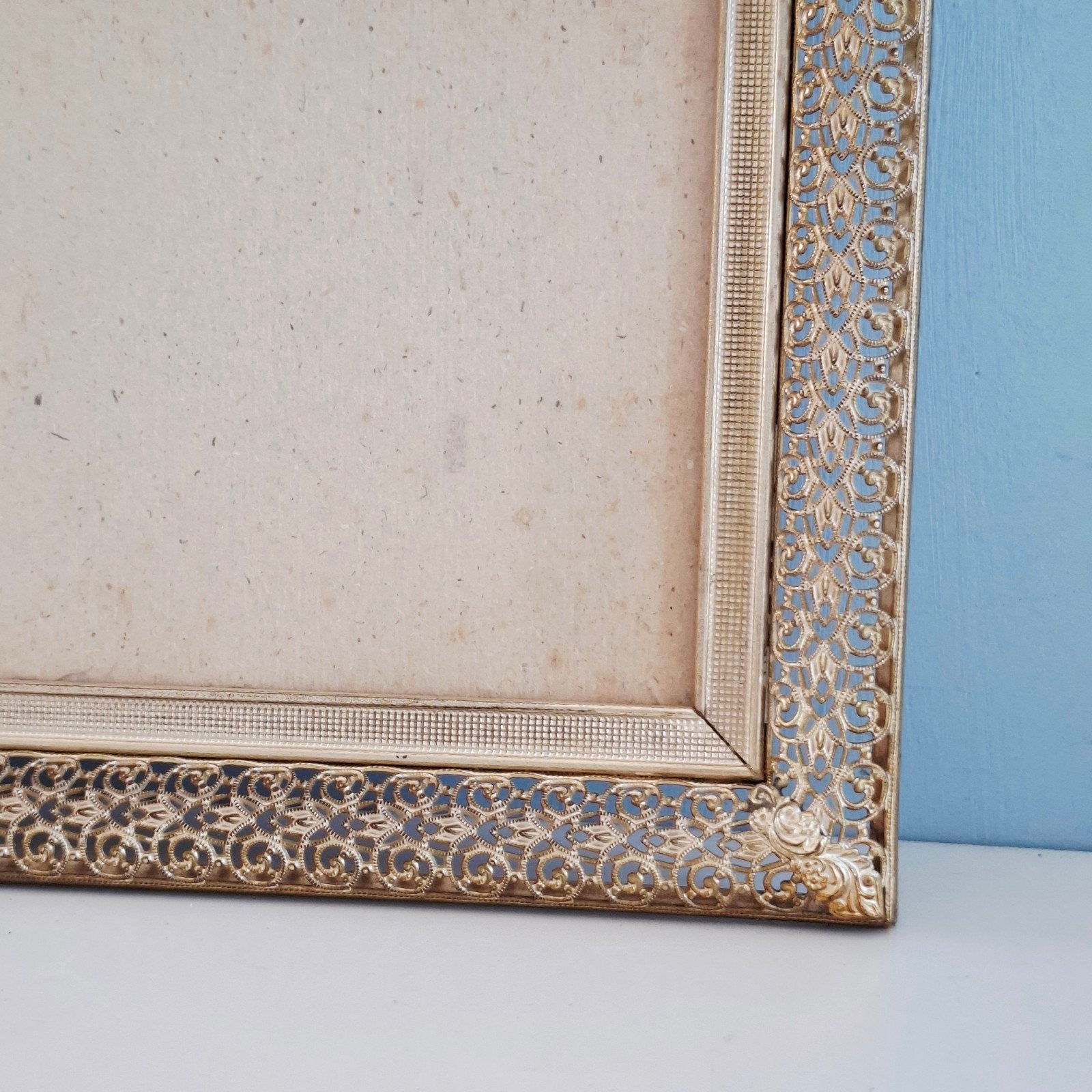 Vintage fotolijst met goudkleurige filigraan rand - 20/25 cm, Vintage, 20 cm, Ophalen of Verzenden, Zo goed als nieuw