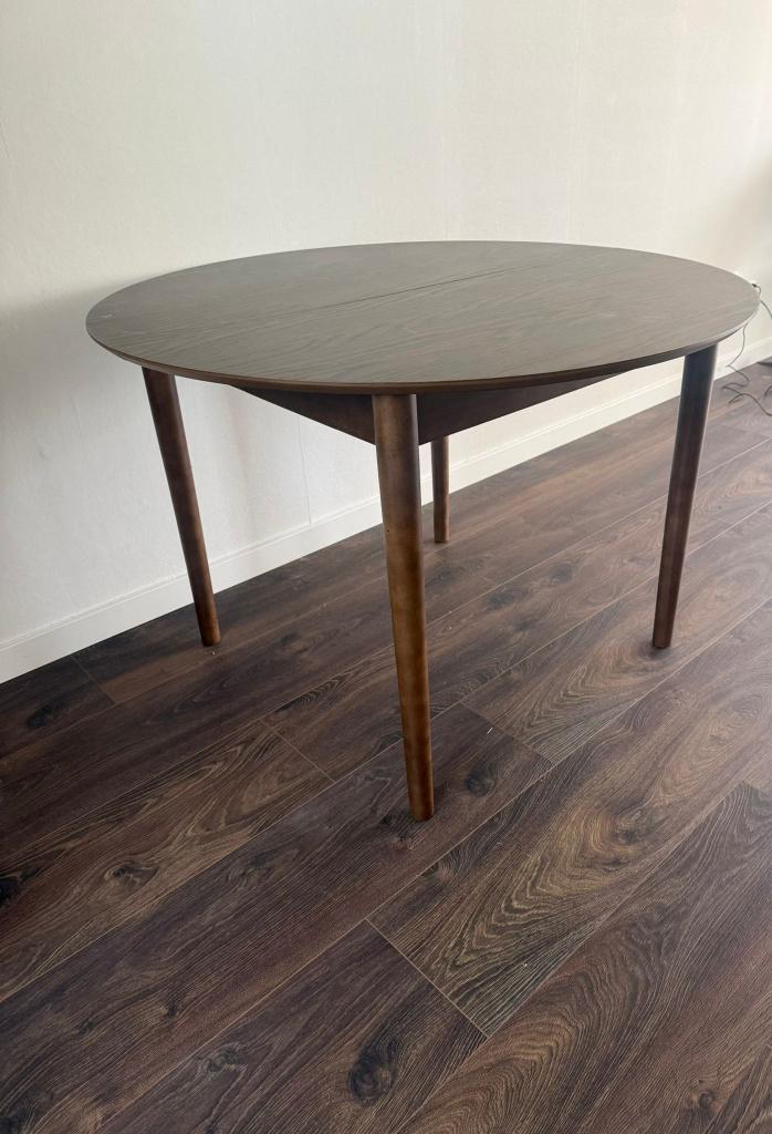 Ronde donkere eiken tafel van Jysk, nagenoeg nieuw, Huis en Inrichting, Tafels | Eettafels, Ophalen, Rond, Zo goed als nieuw, Vijf personen of meer