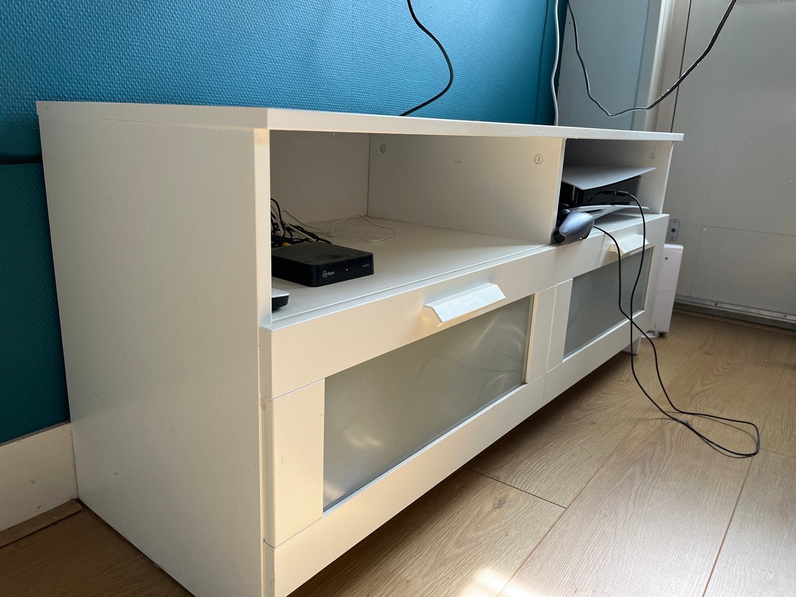 IKEA BRIMNES TV-meubel wit met glazen deuren, Ophalen, 100 tot 150 cm, Zo goed als nieuw, Minder dan 100 cm