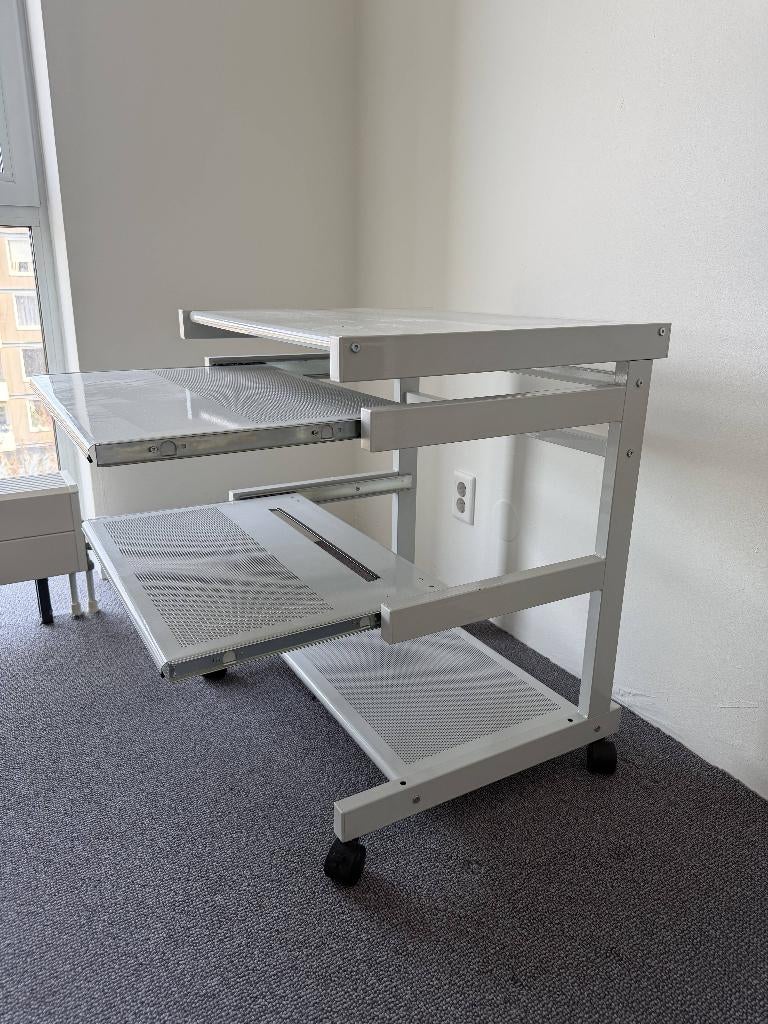 Verrijdbare computer tafel met uitschuifbare plateaus, Huis en Inrichting, Kasten | Computermeubels, Ophalen of Verzenden, ., Metaal
