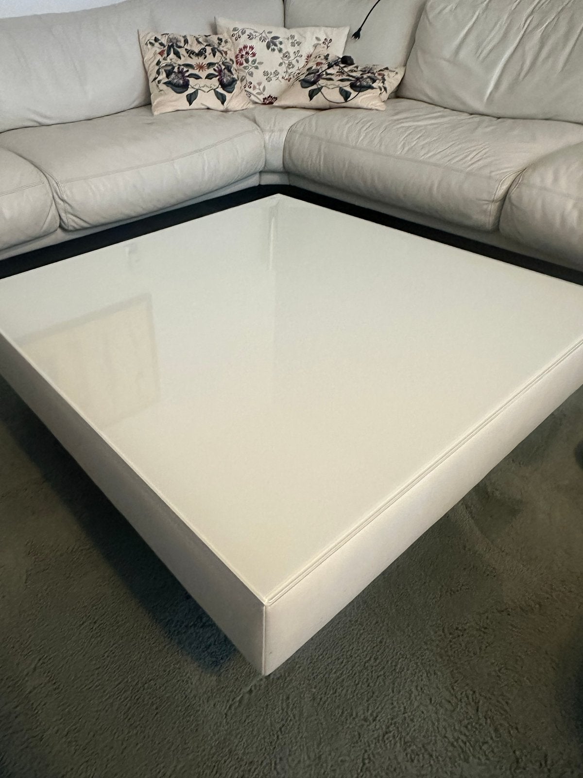 Stijlvolle JORI salontafel met glazen blad en wit leer, Huis en Inrichting, Ophalen, Gebruikt, 100 tot 150 cm, Vierkant