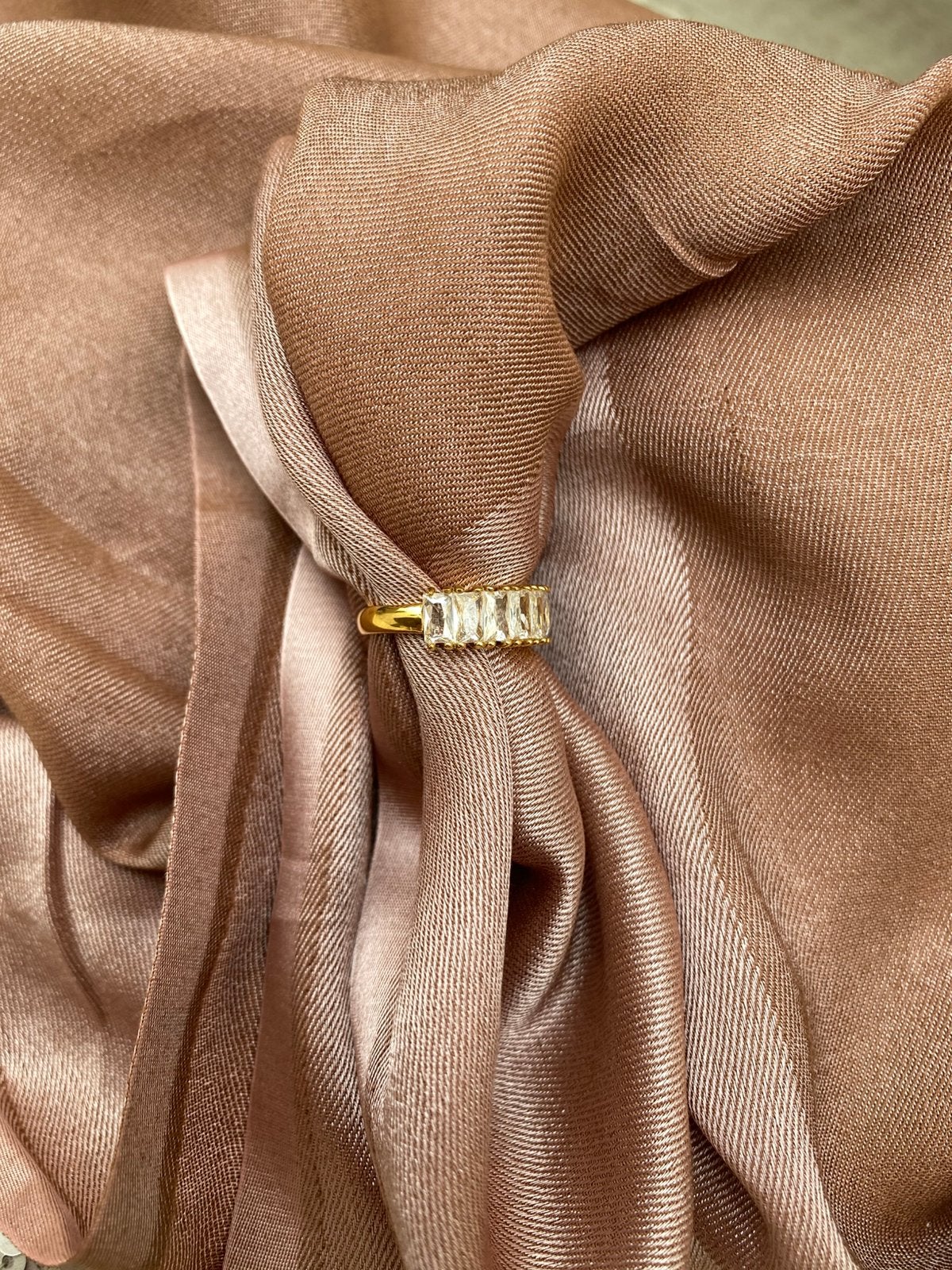 Goud kleurige ring met strass  - Elegant en tijdloos, Met kristal, Overige materialen, Verzenden, Nieuw