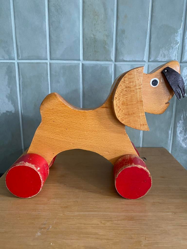Vintage Houten Trekdier Hondje met Rode Wielen, Ophalen of Verzenden, Gebruikt, Duw- of Trekspeelgoed