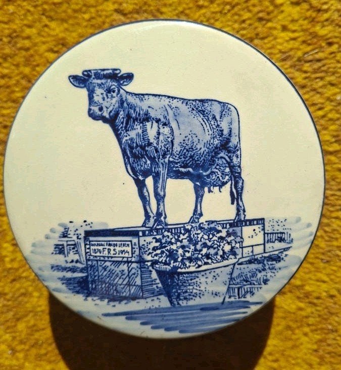 Delfts Blauw handgeschilderd doosje met koeienmotief, Antiek en Kunst, Ophalen of Verzenden