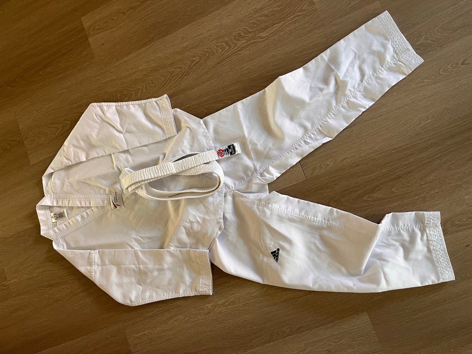 Adidas Taekwondo pak maat 160, zo goed als nieuw, Groter dan maat XL, Taekwondo, Vechtsportpak, Ophalen of Verzenden