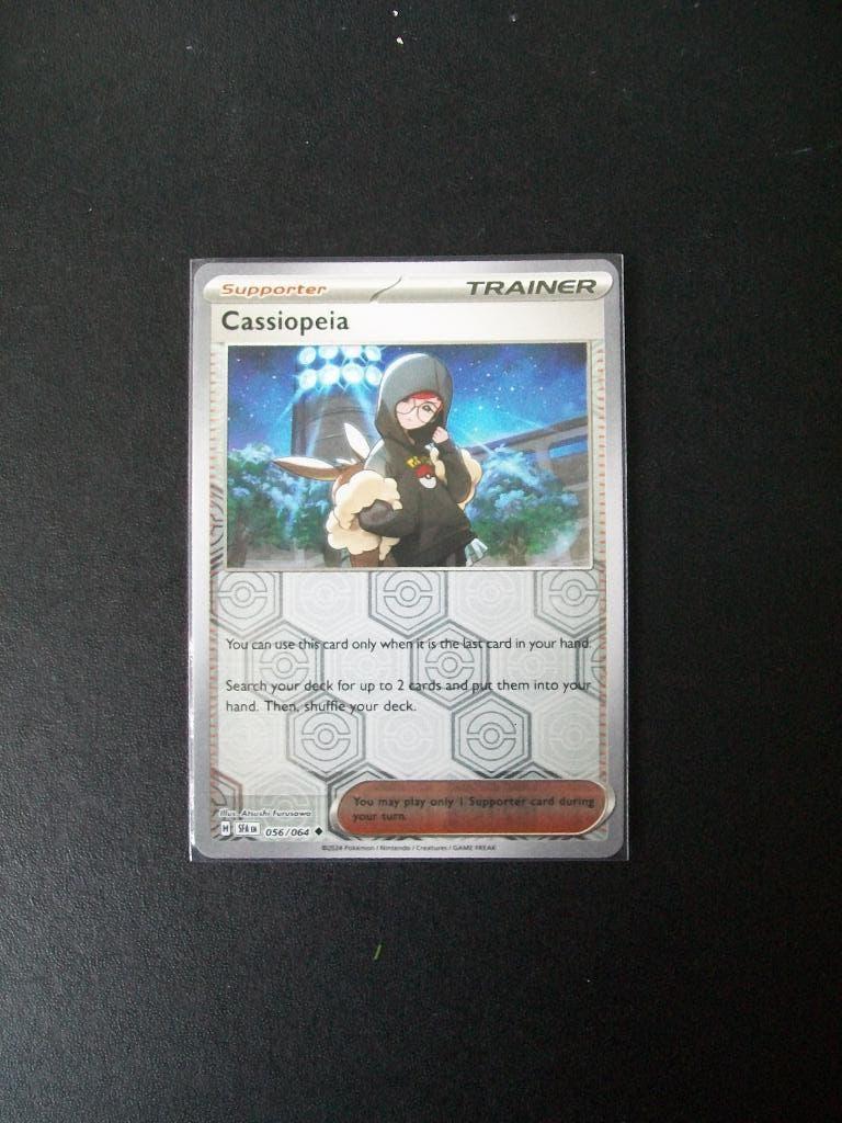 1735: Nieuwe Pokemon Kaart holofoil CASSIOPELA (056/064), Verzenden, Nieuw, Losse kaart, Foil