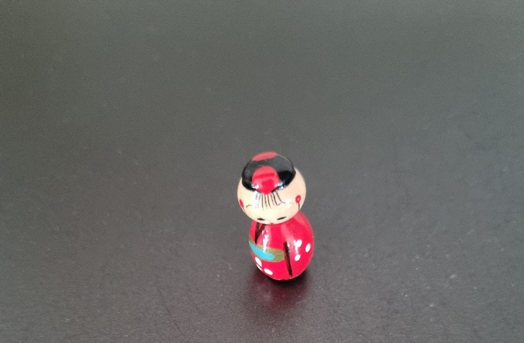 Super schattige miniatuur kokeshi, Antiek en Kunst, Kunst | Niet-Westerse kunst, Hout, Verzenden, 3 cm, Japan