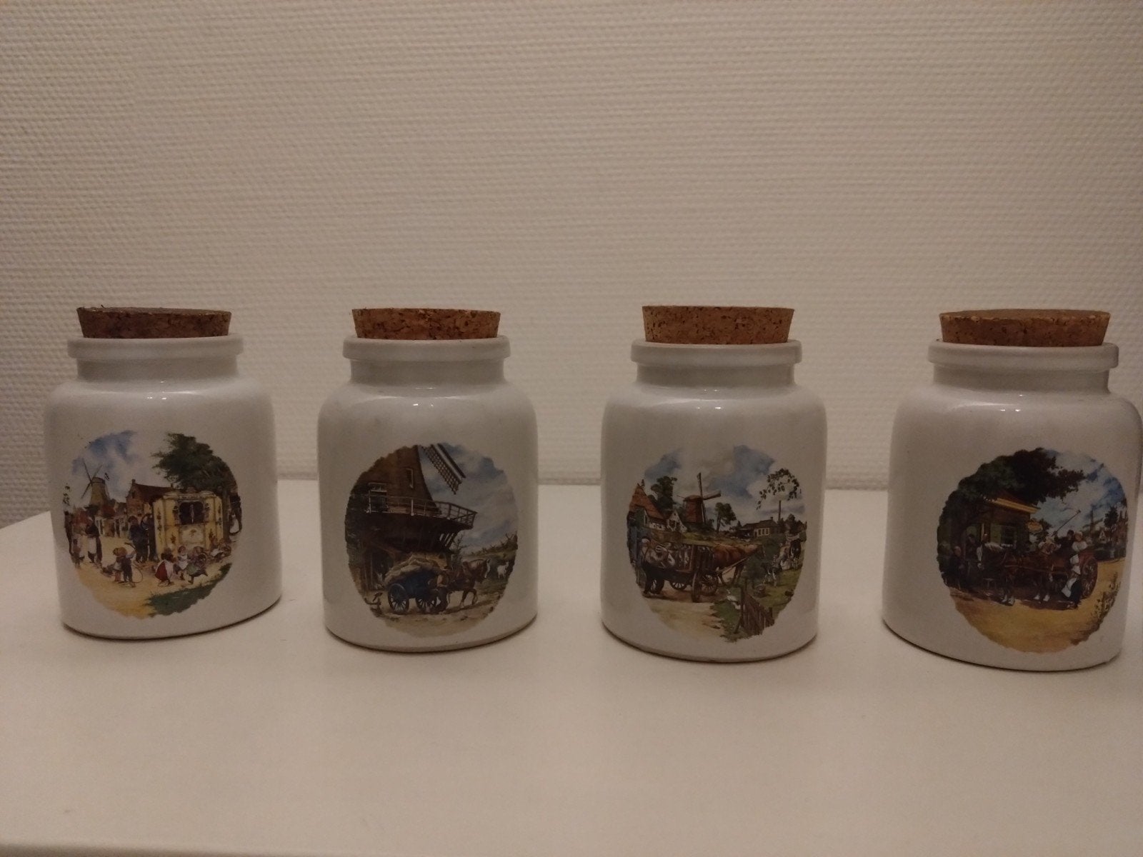 Vier voorraadpotten met afbeeldingen van molens., Antiek en Kunst, Antiek | Keukenbenodigdheden, Ophalen of Verzenden