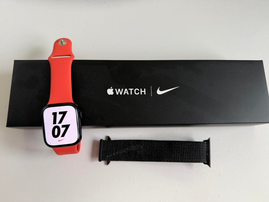 Apple Watch Series 7 Nike Edition 45mm met 2 bandjes, Sieraden, Tassen en Uiterlijk, Smartwatches, Gebruikt, Apple Watch ⌚️, Zwart