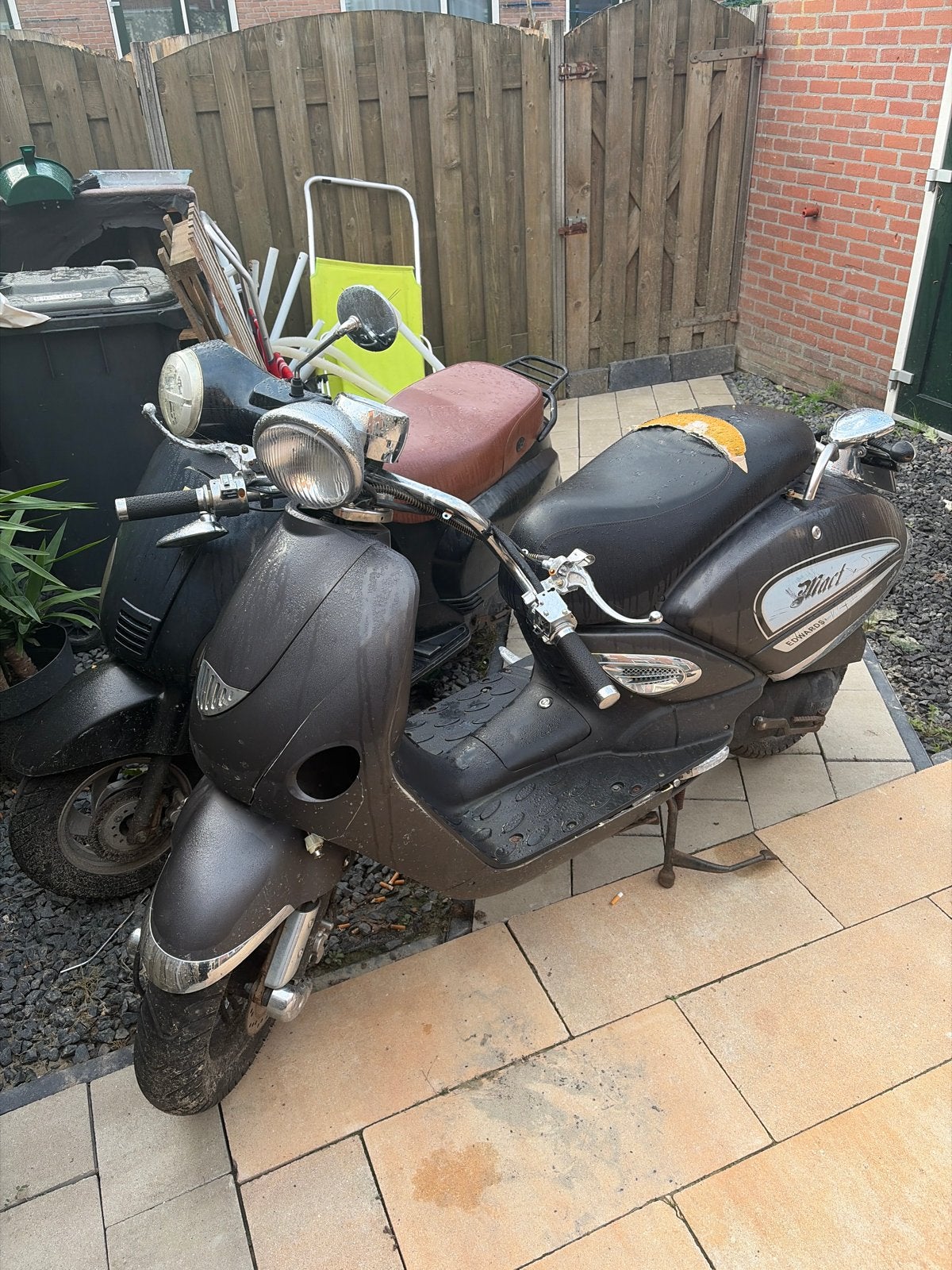 2 Scooters (Loop of Sloop) - 1 Rijdt, 1 Voor Onderdelen, Ophalen, Gebruikt, Benzine
