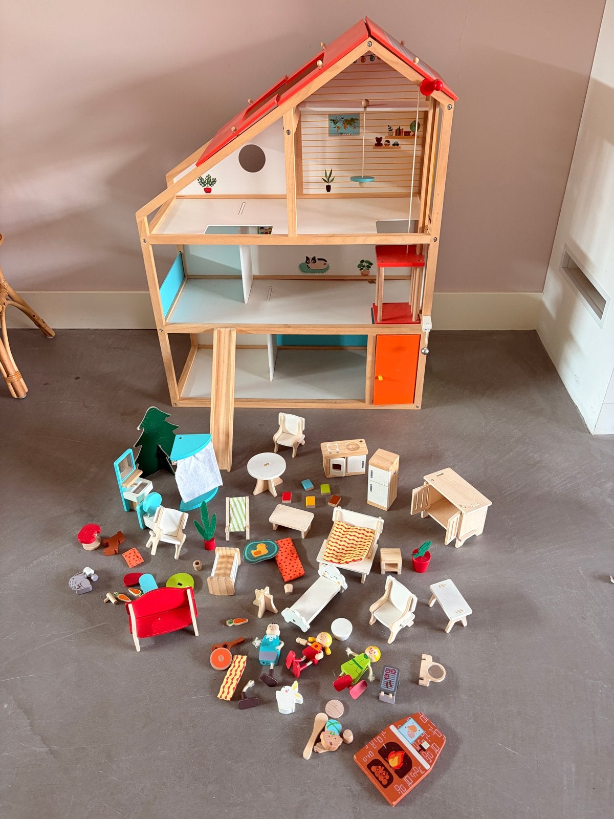 Groot poppenhuis met veel meubels en poppetjes, Ophalen, Gebruikt, Poppenhuis