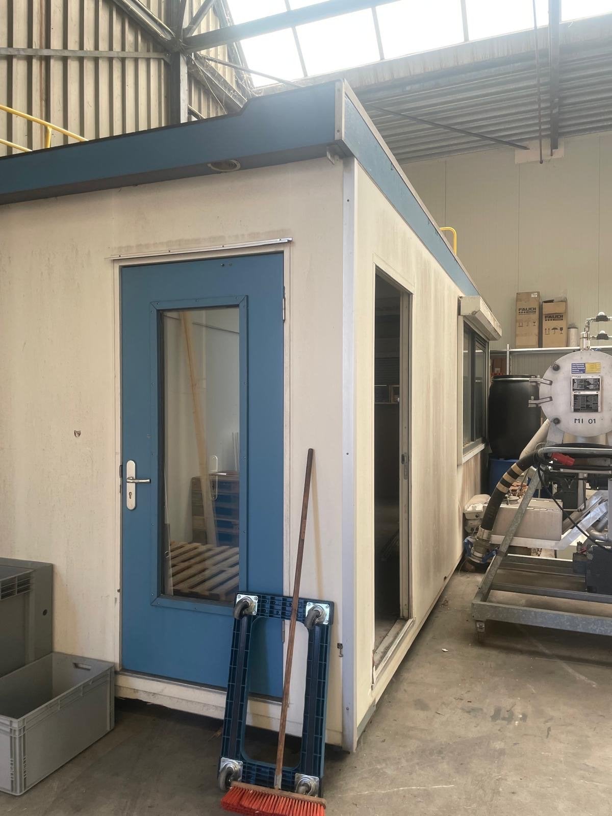 Directiekeet 6x3 met toilet en keukenblok, Ophalen