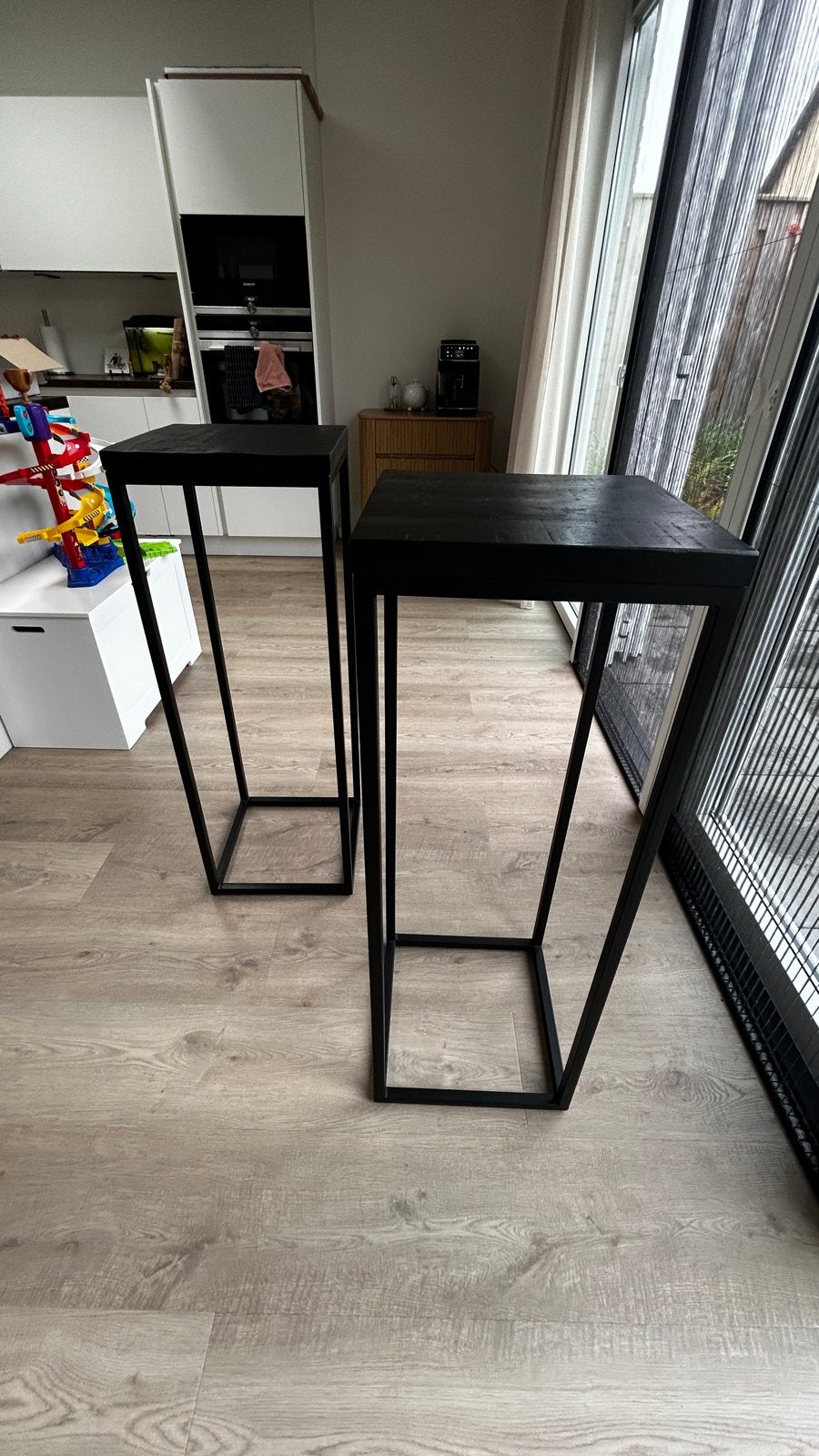 Set van 2 zwarte plantenstandaards / bijzettafels, Huis en Inrichting, Woonaccessoires | Overige, Ophalen, Hout, Zwart, Zo goed als nieuw