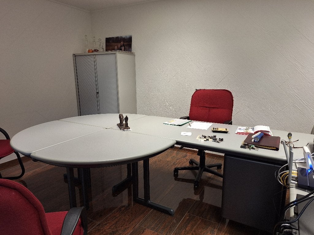 Degelijk en ruimtelijk bureau met vergadertafel, Overige typen, 160 cm, Metaal, Zo goed als nieuw
