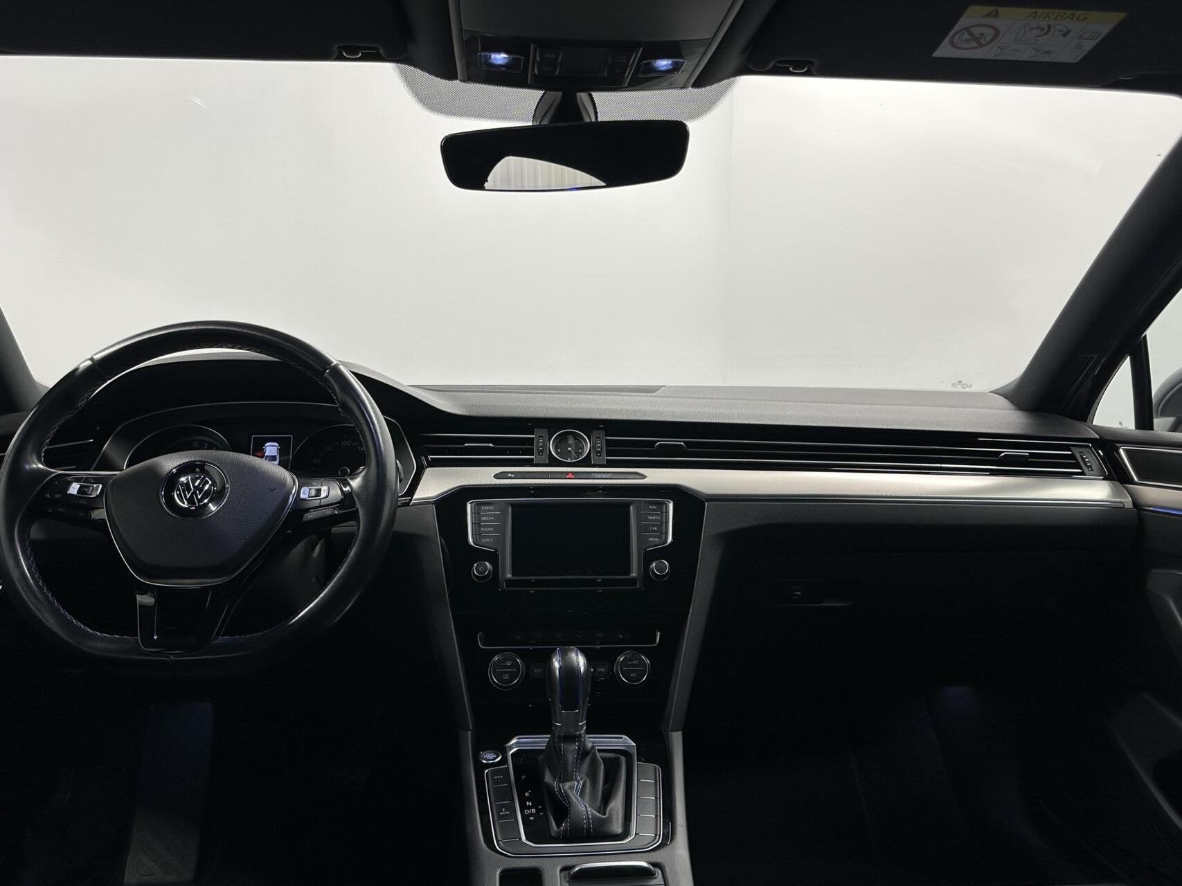 Volkswagen Passat 1.4 TSI GTE Connected TREKHAAK-NAVI-DAB-ST, Gebruikt, Euro 6, Met garantie (alle), 1622 kg