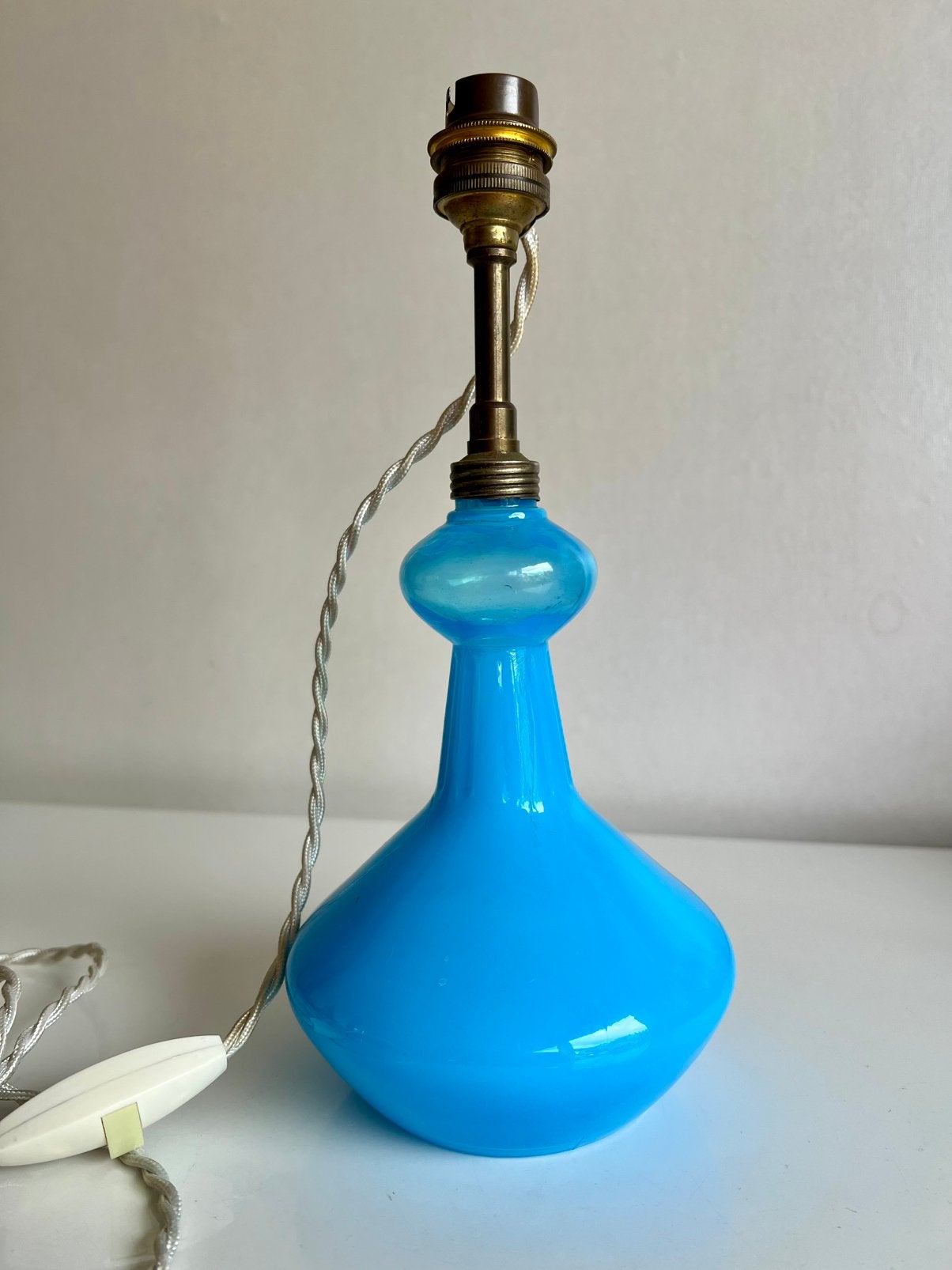 Vintage Blauw Opaline Glas Tafellamp Met Bajonet 50’s, Ophalen of Verzenden