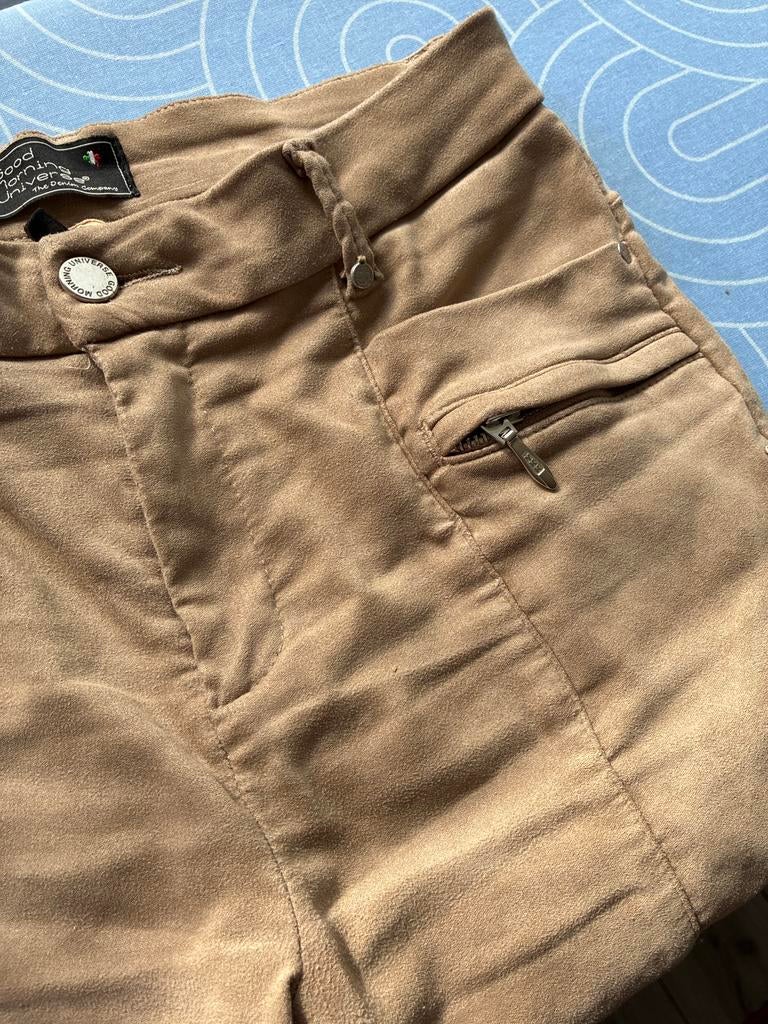 Good Morning Universe suède broek maat 28, Kleding | Dames, Broeken en Pantalons, Beige, Ophalen of Verzenden, Zo goed als nieuw