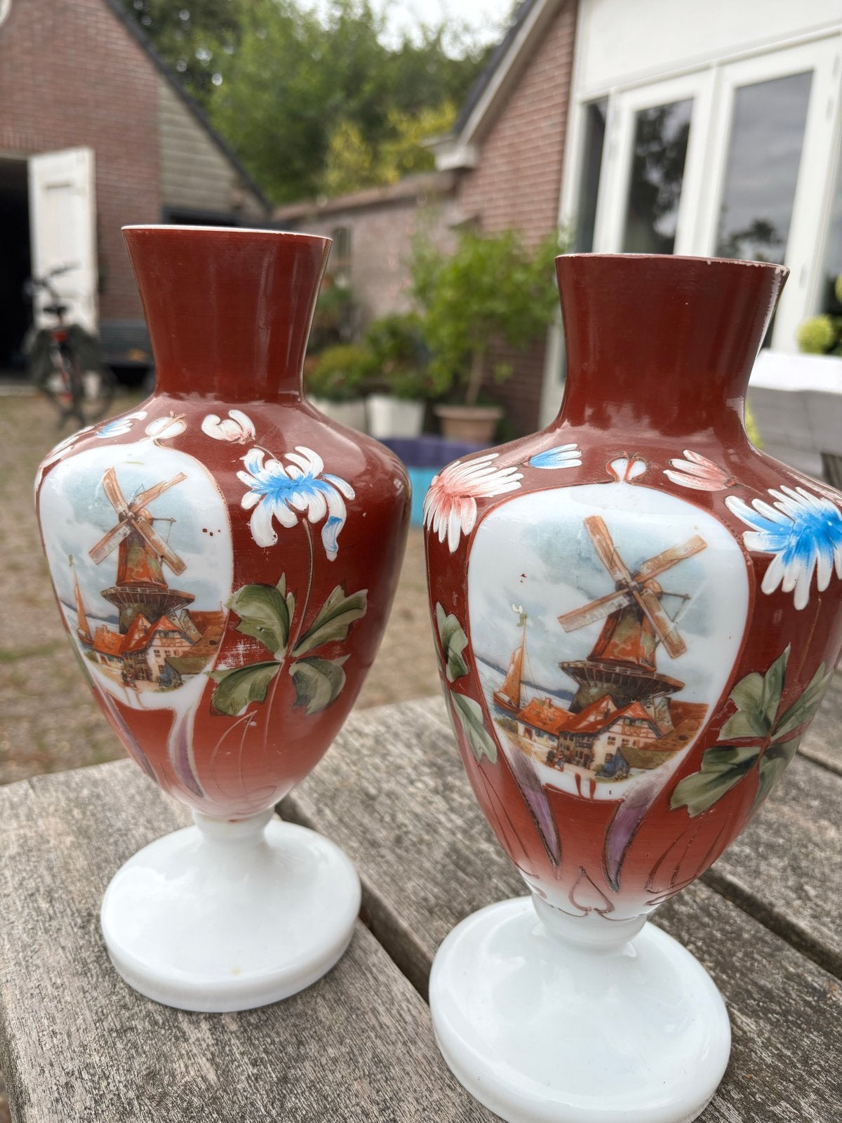 Antieke vazen met molen decoratie - set van 2 opaline, Ophalen