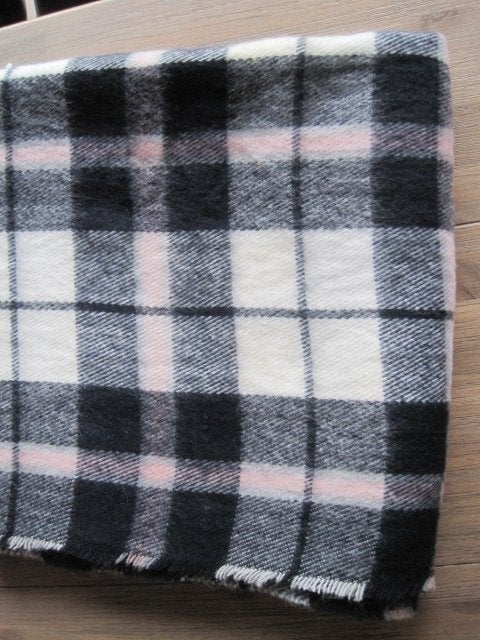 Warme sjaal. Rose,zwart,grijs. 65/180. Zgan., Ophalen of Verzenden, Zo goed als nieuw, Maat 46/48 (XL) of groter, Sjaal