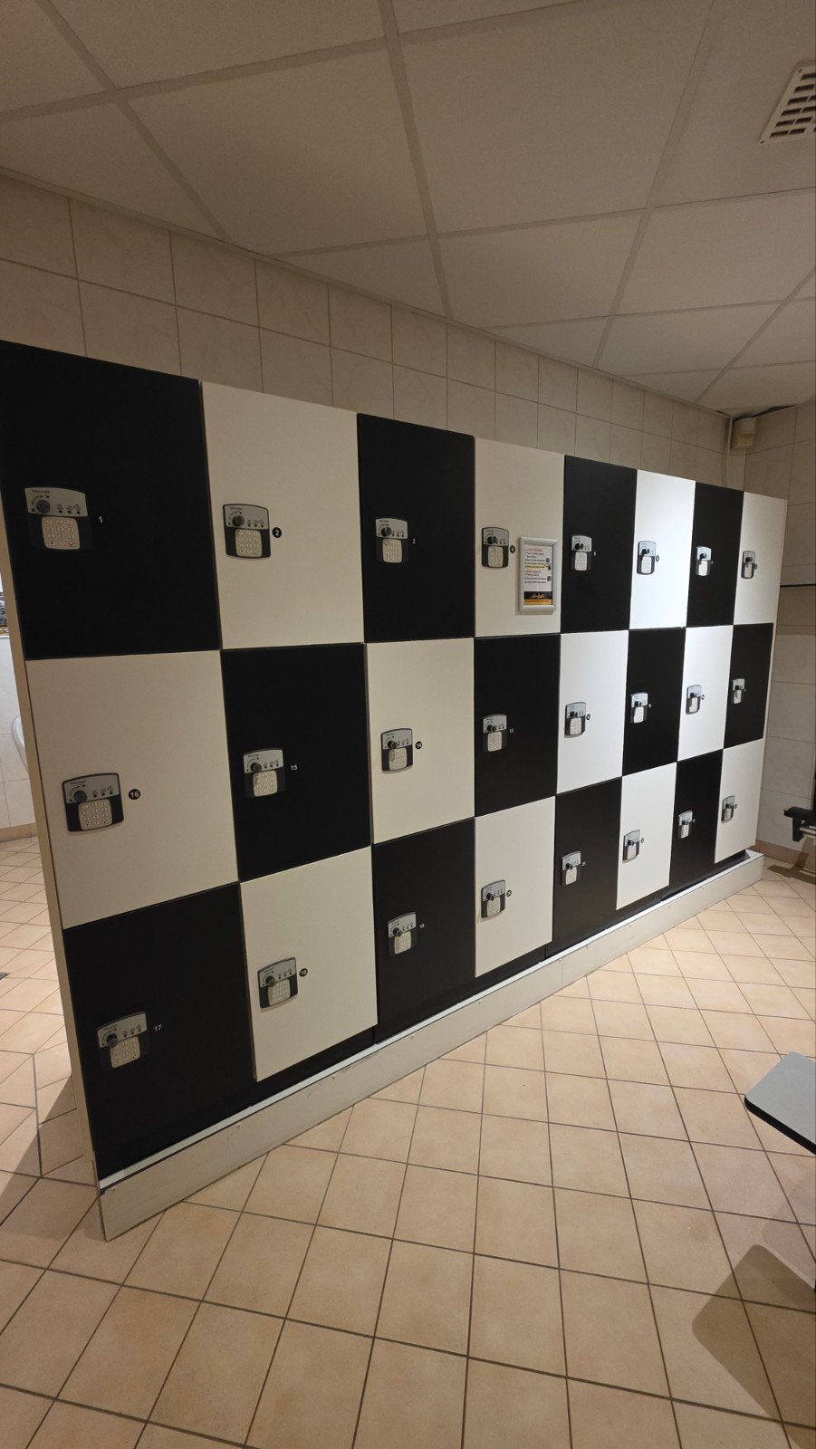 24 lockers met cijfersloten!, Huis en Inrichting, Kasten | Lockerkasten, Gebruikt, Modern, functioneel, Trompstraat 16, Info@usasport.nl