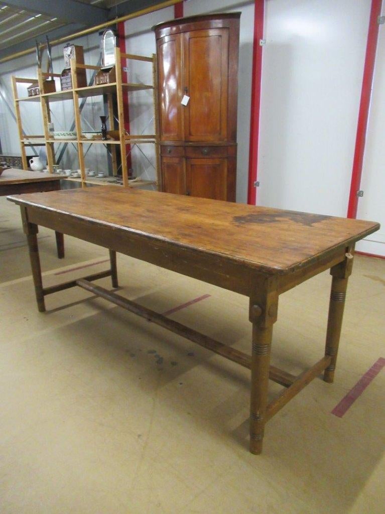 Oer 11755  lange ANTIEKE grenen tafel met mooi geleefd blad, Ophalen