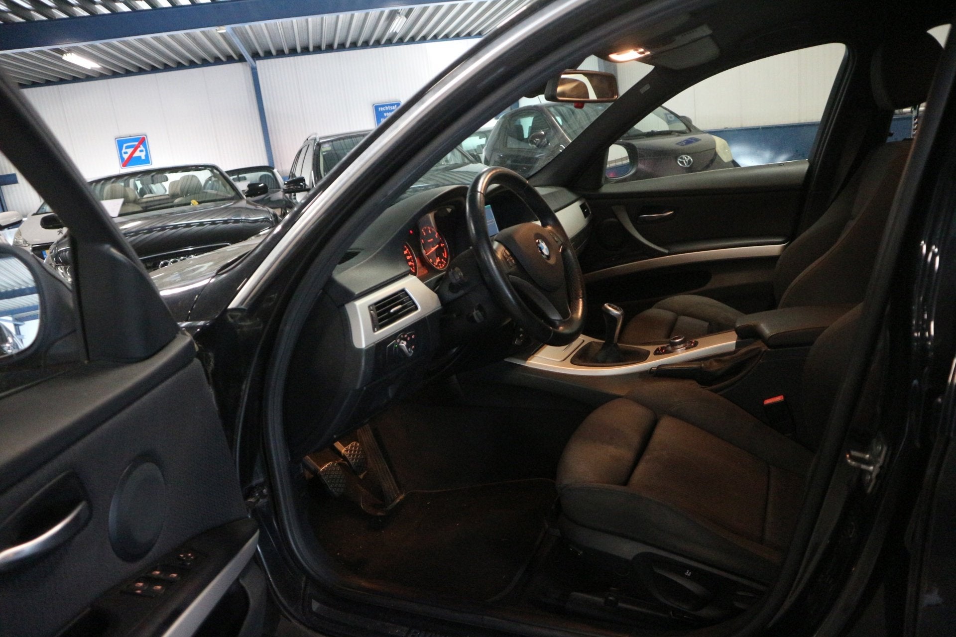 BMW 3-serie Touring 318i Business Line / NAP / * NIEUW MODEL, Auto's, Euro 5, Achterwielaandrijving, Zwart, Origineel Nederlands