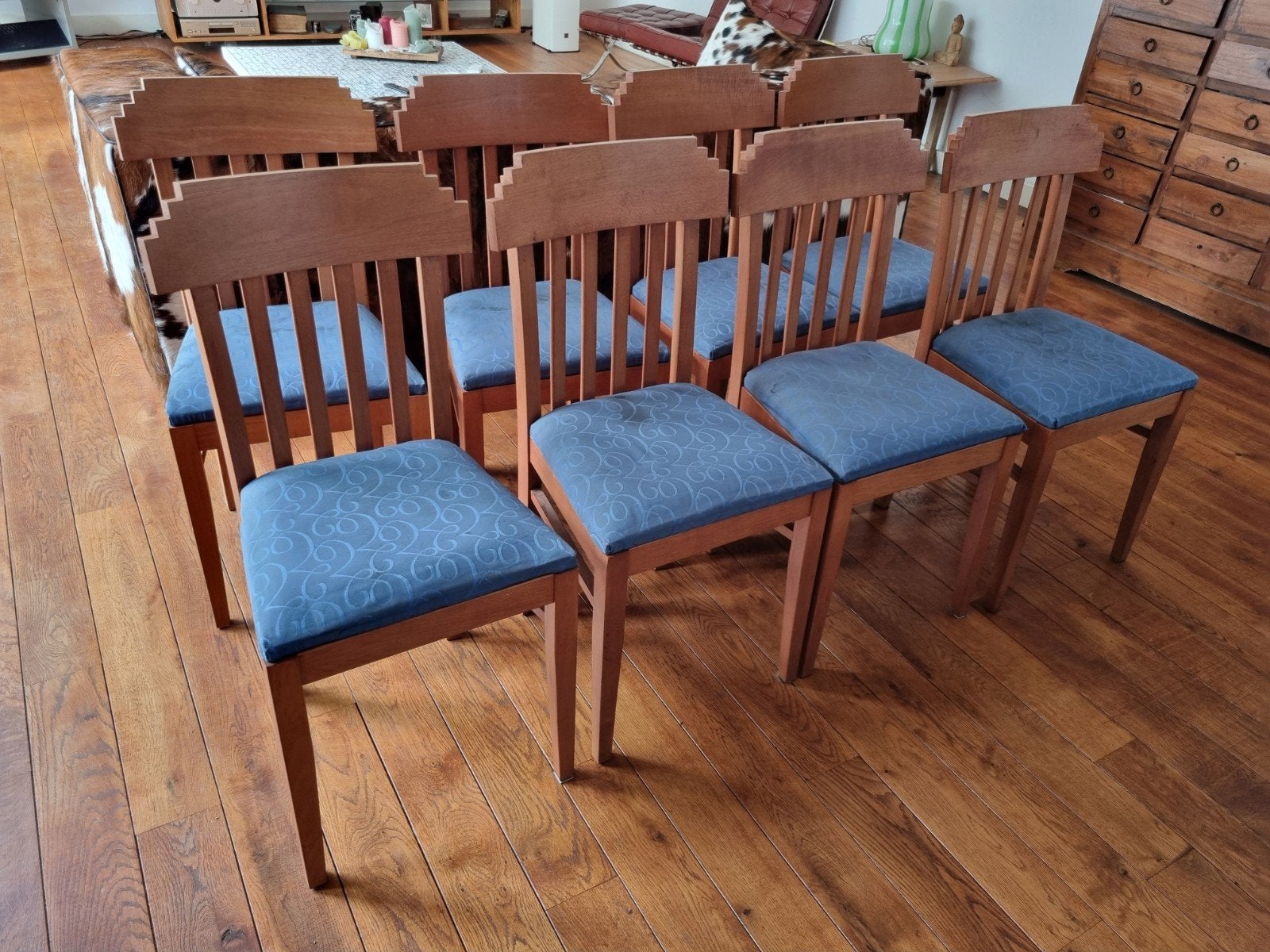 Set van 8 houten eetkamerstoelen met blauwe bekleding, Antiek en Kunst, Ophalen