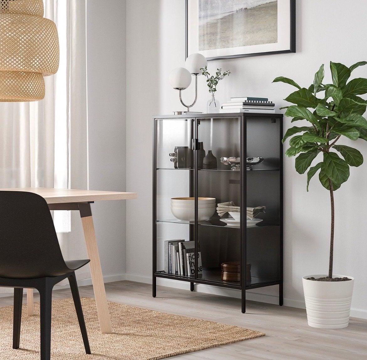IKEA RUDSTA Vitrinekast Zwart/Antraciet - Als Nieuw, Huis en Inrichting, Ophalen, 100 tot 150 cm, 50 tot 100 cm, 25 tot 50 cm