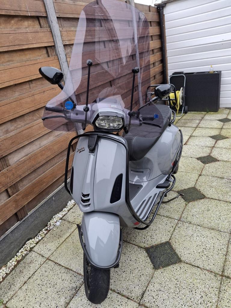 Vespa Sprint grijs, Fietsen en Brommers, Snorfietsen en Snorscooters, Ophalen, Zo goed als nieuw, Benzine, Vespa