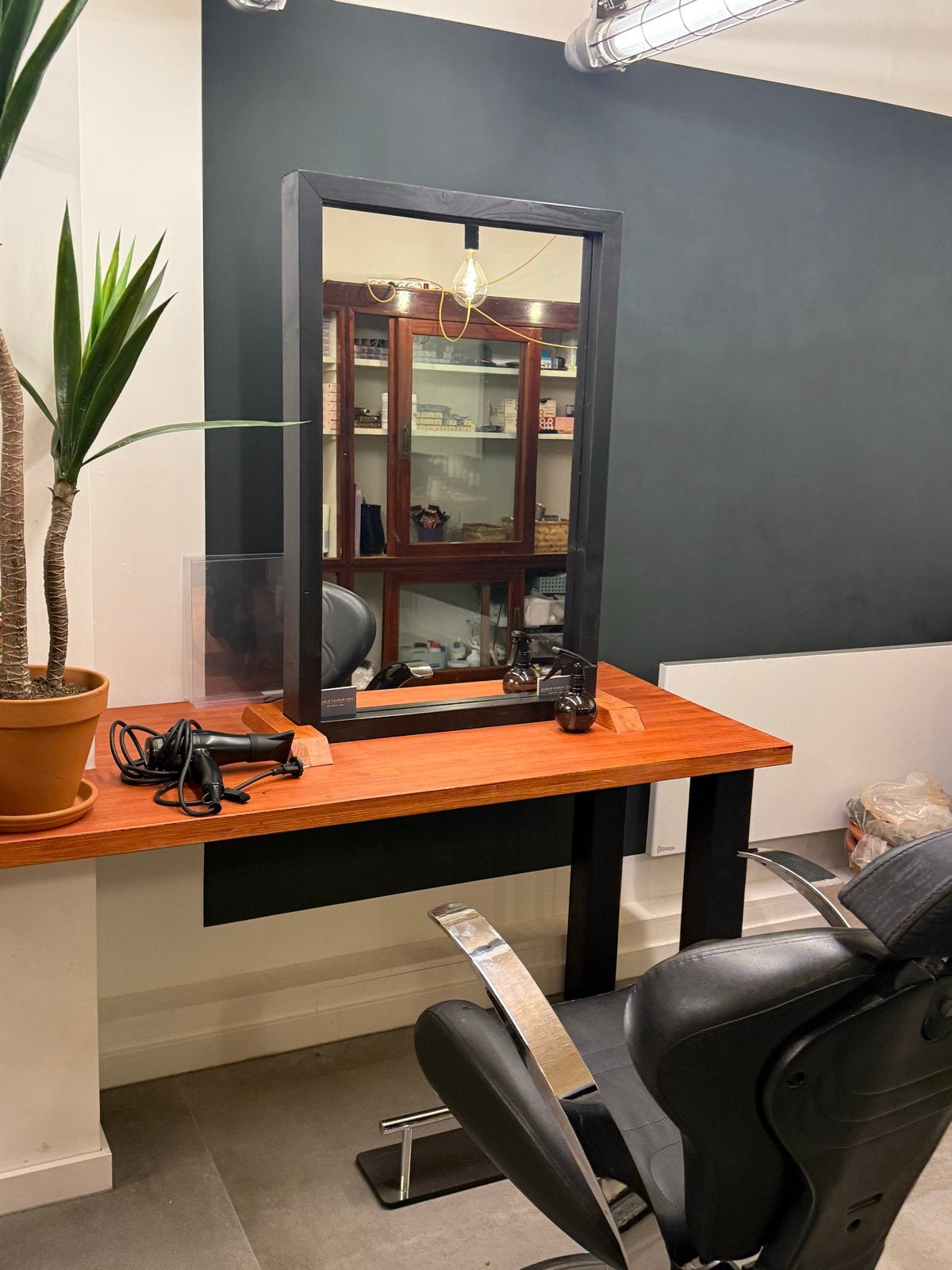 Ruimte te huur achter in salon voor makeup/brow/nails enz