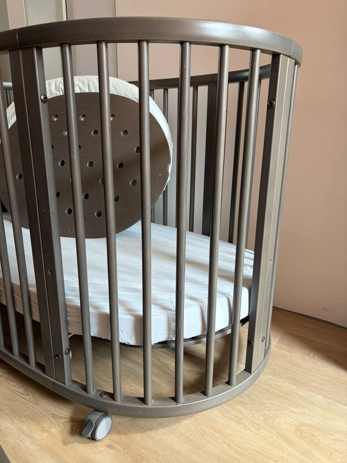 Stokke Sleepi Mini wieg & uitbreiding & extra’s Hazy Grey V2, Kinderen en Baby's, Babywiegjes en Ledikanten, Ophalen