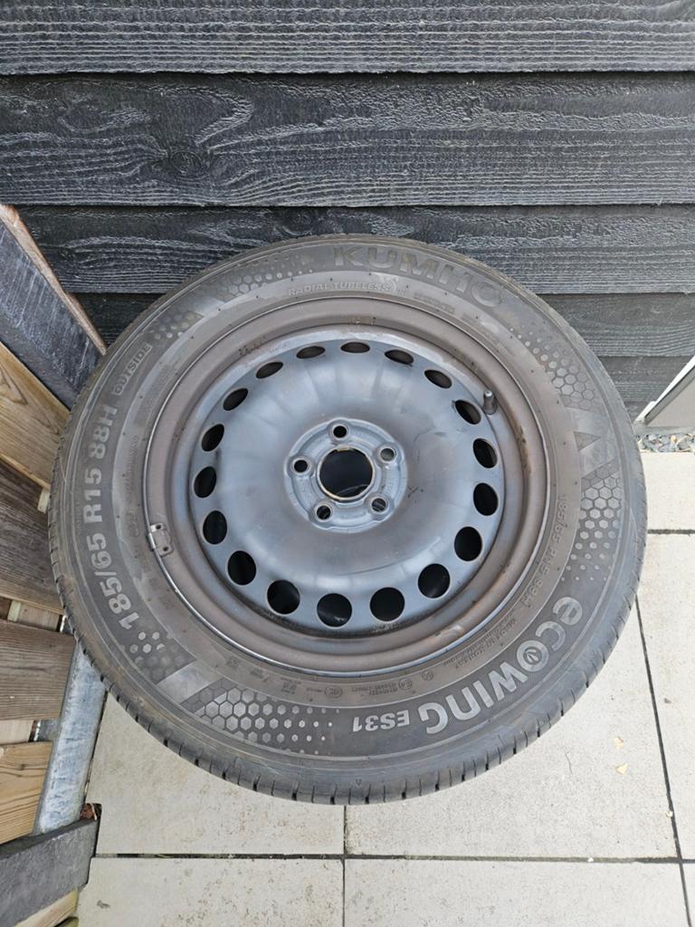 Zomerbanden  185/65 R15 88H met velgen wieldoppen en bouten, Auto-onderdelen, Banden en Velgen, Ophalen, Gebruikt, 15 inch, Banden en Velgen