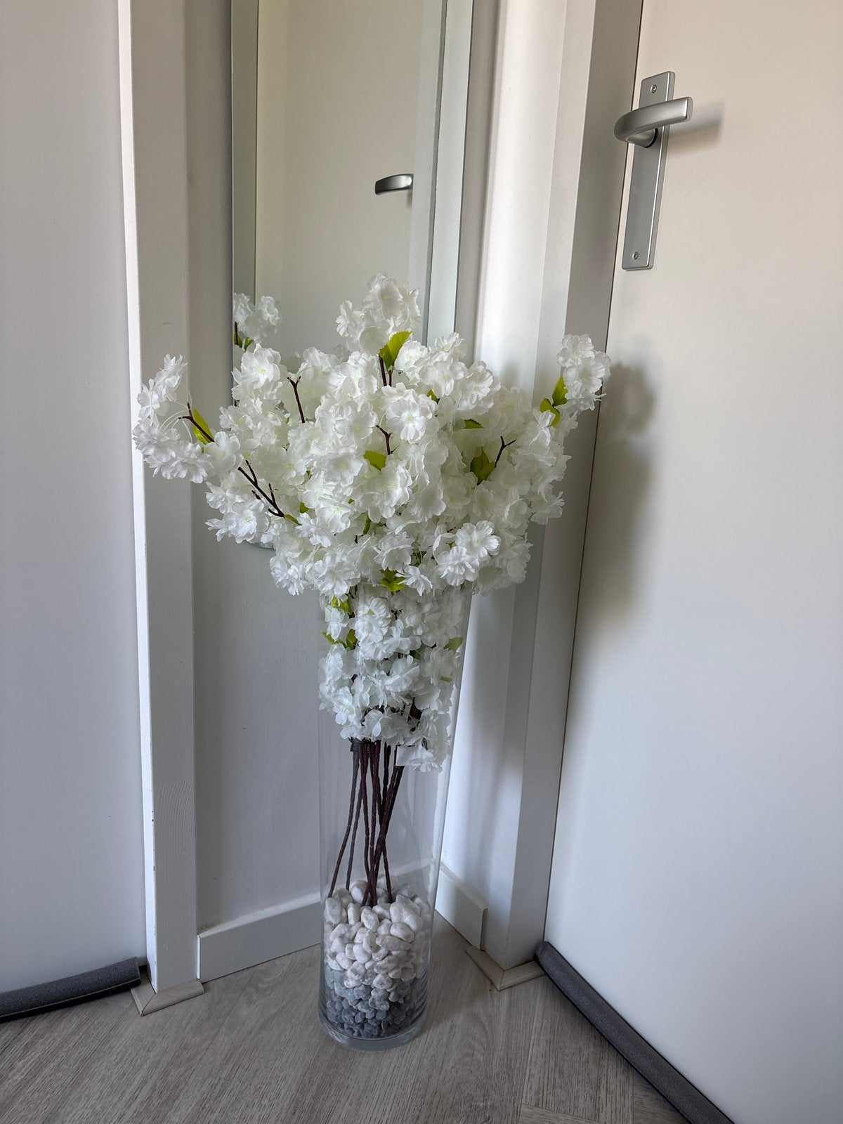 Lange vaas met kunstbloemen - Witte bloesem, Huis en Inrichting, Woonaccessoires | Vazen, Ophalen, Wit, Inclusief decoratie, Glas