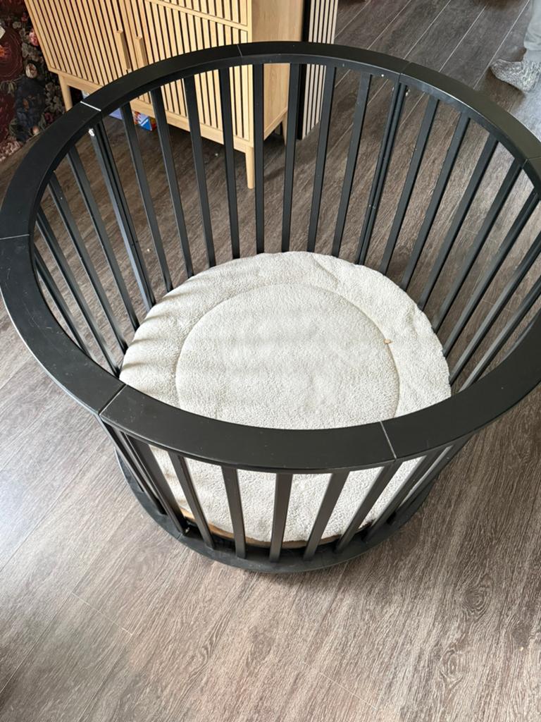 Ronde zwarte box, Ophalen, Zo goed als nieuw, Rond, In hoogte verstelbaar