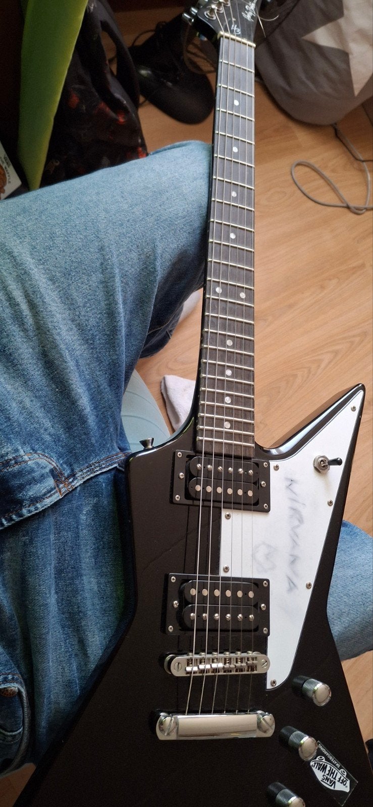 Zwarte elektrische gitaar, Explorer-stijl