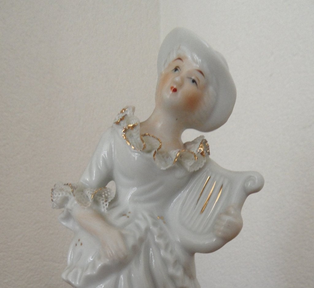 vrouw - vrouwe - dame met harp met kantporseleinen ruches, Ophalen of Verzenden, Zo goed als nieuw, Mens