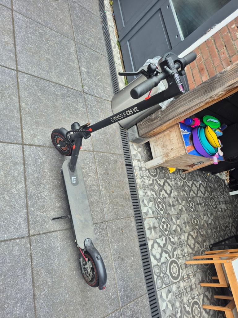 Elektrische step E-WHEELS E2S V2 lees de advertentie, Fietsen en Brommers, Steps, Ophalen of Verzenden, Gebruikt, Elektrische step (E-scooter)