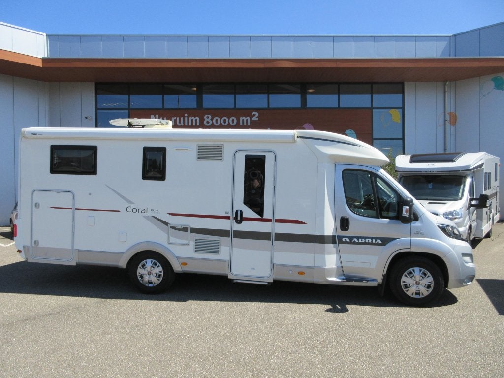 Adria Coral Plus S 670 SL 150pk AUTOMAAT MAXI LEVEL, Caravans en Kamperen, Ringverwarming, Fiat, Diesel, Tot en met 3