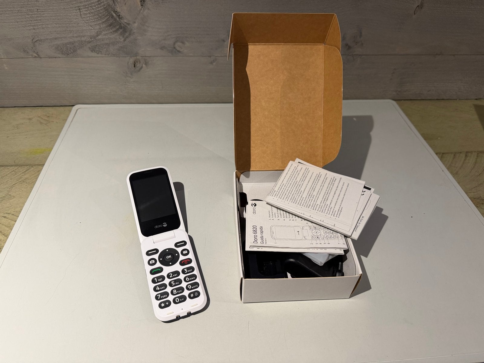 DORO 6820 - 4G Eenvoudige Klaptelefoon (Zwart-Wit), Nieuw, Ophalen of Verzenden, Nvt, Nvt