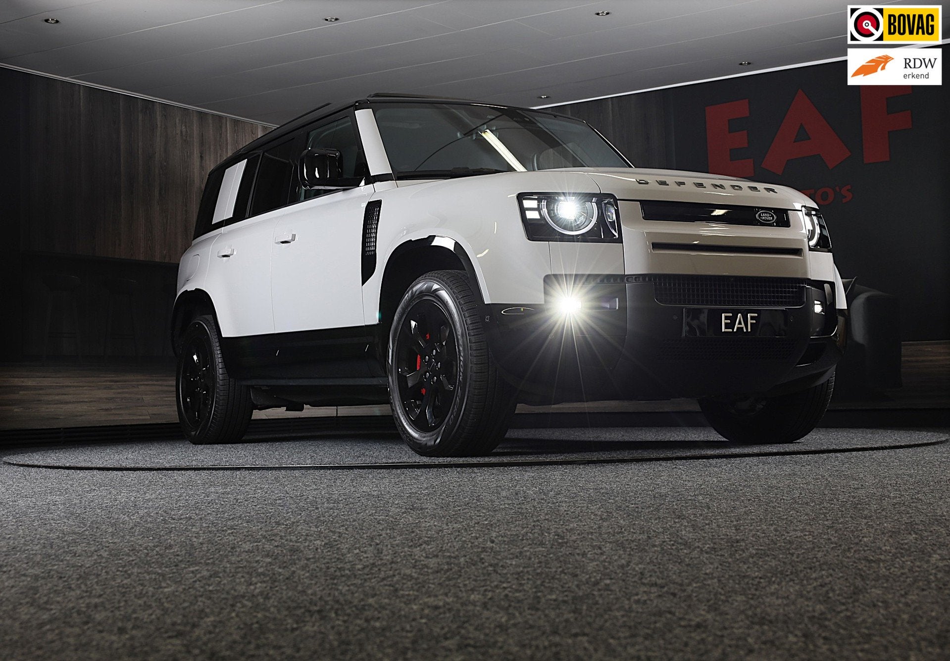 Land Rover Defender 110 2.0 P300e 110 X-Dynamic SE FACELIFT, Auto's, Automaat, Dealer onderhouden, Gebruikt, Zwart