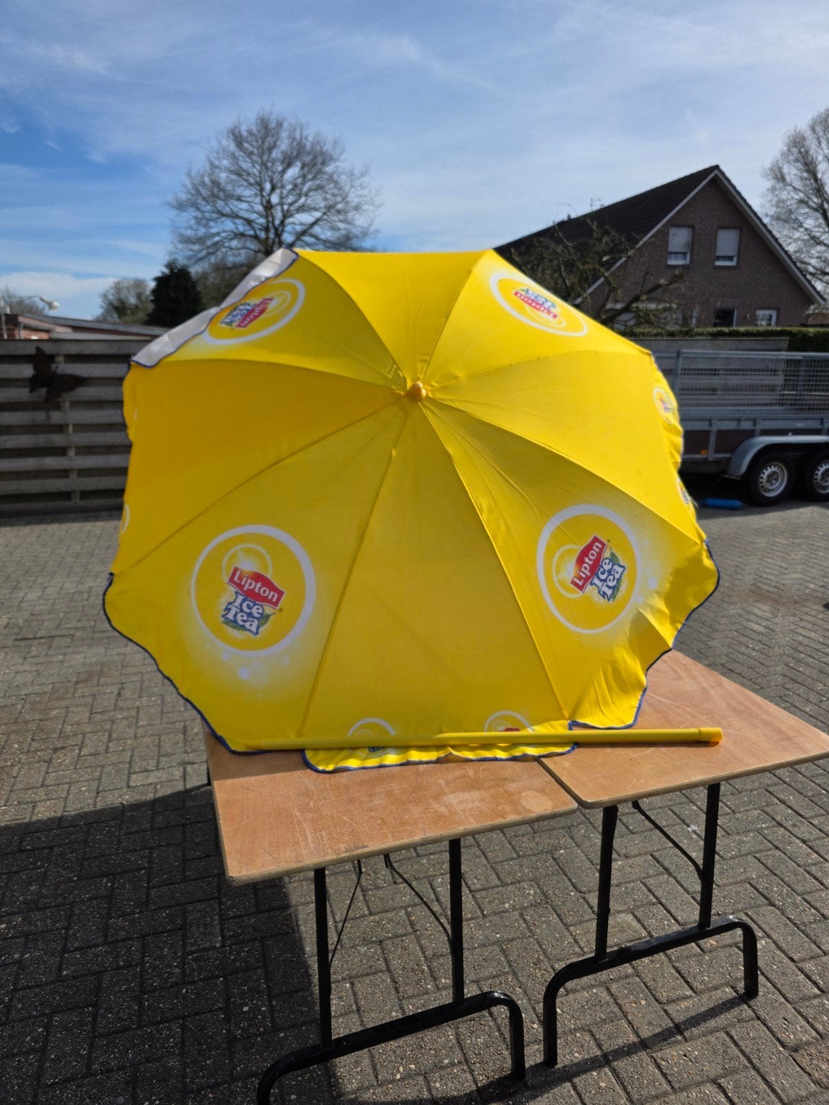 Lipton ice tea parasol, Ophalen