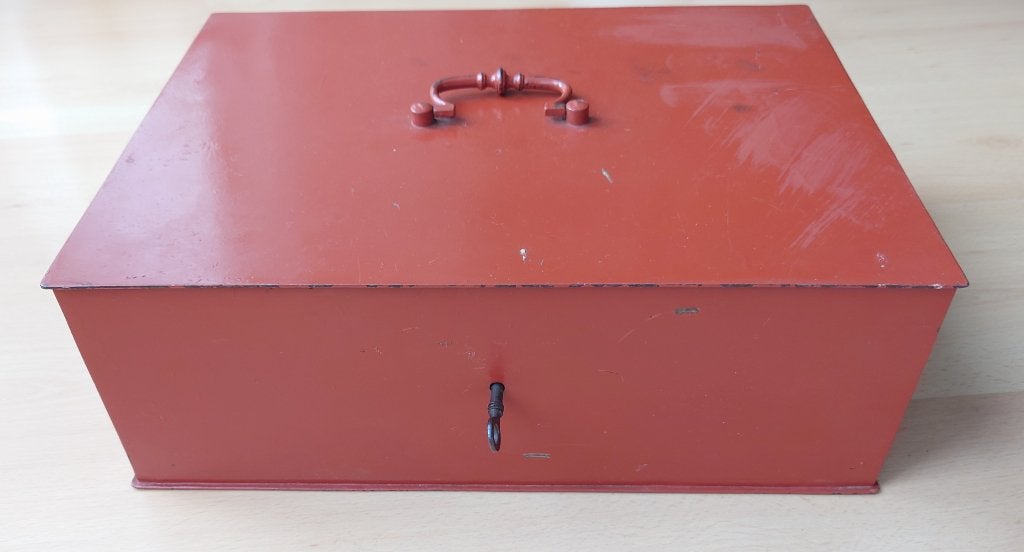 vintage geldkist ijzer  39,5 x 28,5 x 14  8,6 kilo steenrood, Ophalen of Verzenden