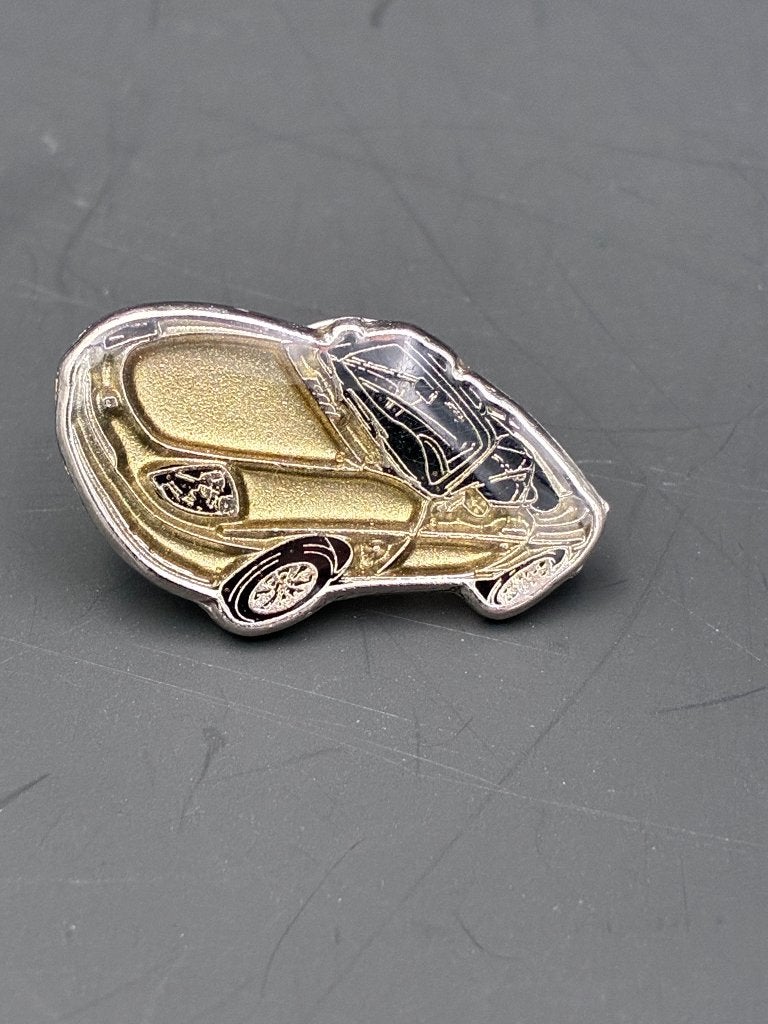 ZELDZAAM originele Fiat Barchetta pin (goudkleurig)., Verzamelen, Speldjes, Pins en Buttons, Ophalen of Verzenden, Nieuw, Overige onderwerpen