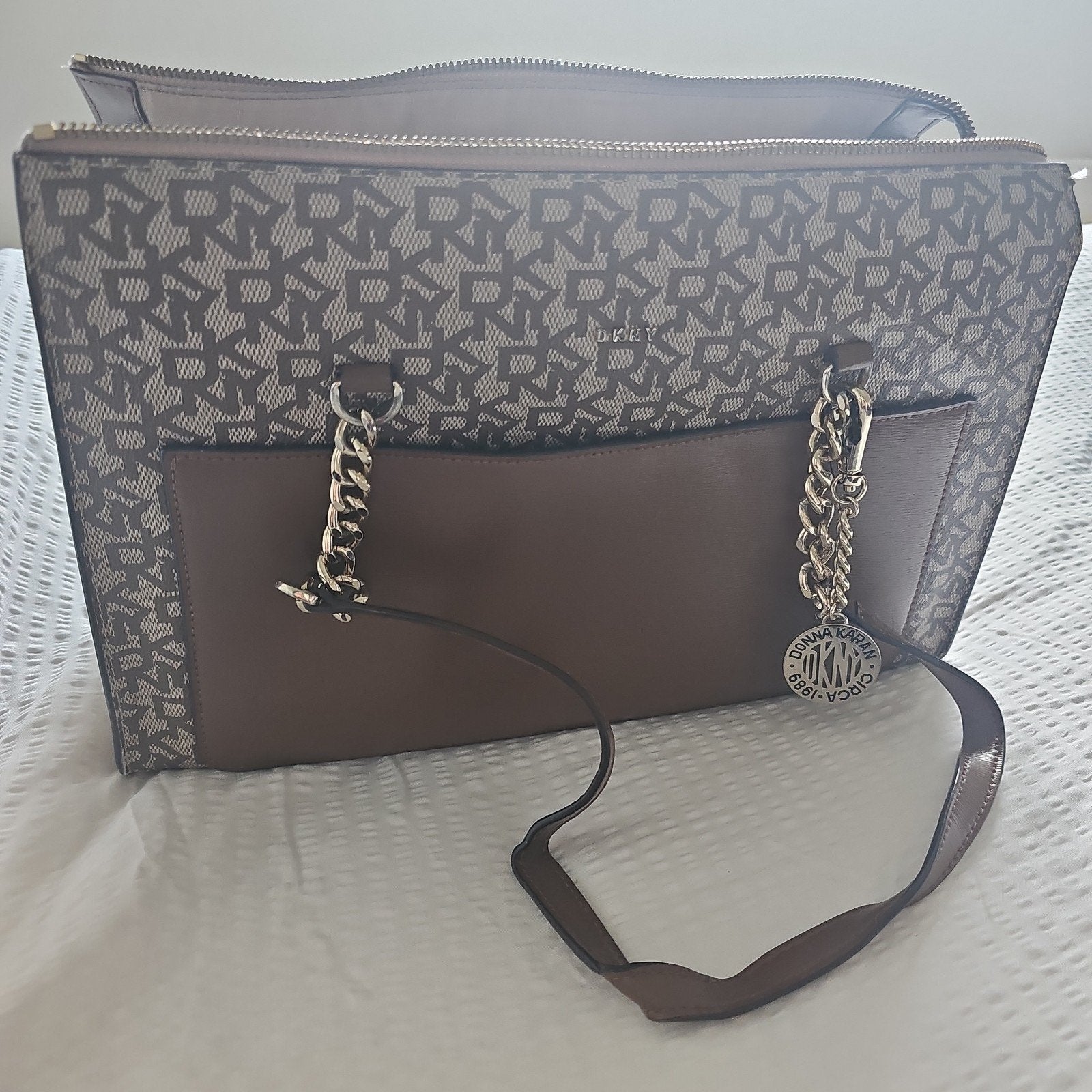 DKNY Handtas met monogramprint en kettingdetails, Ophalen of Verzenden, Zo goed als nieuw, Bruin, Handtas