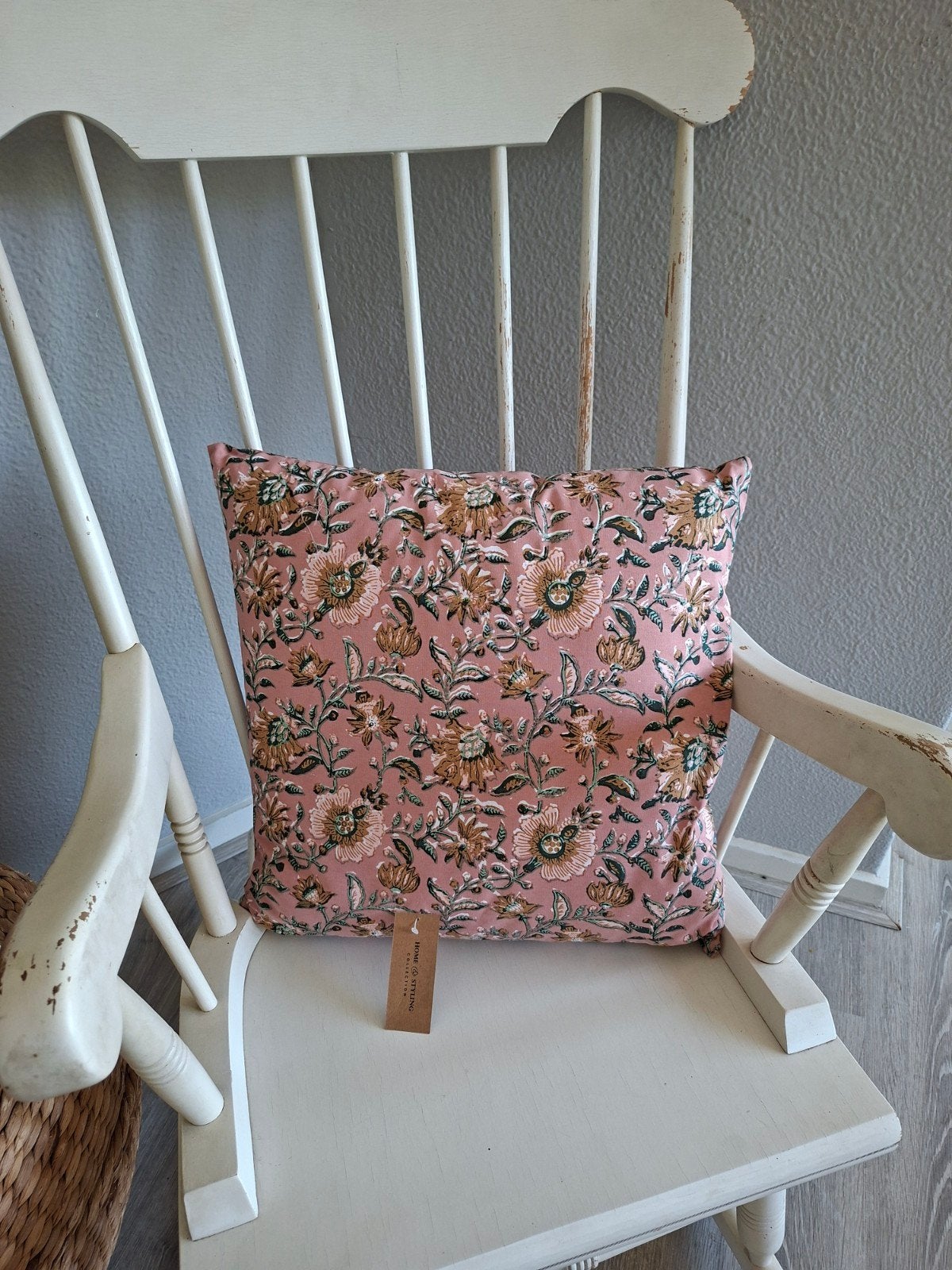 Roze sierkussen met bloemenprint - Home & Styling, Huis en Inrichting, Ophalen, Overige merken, Vierkant, Wasbaar