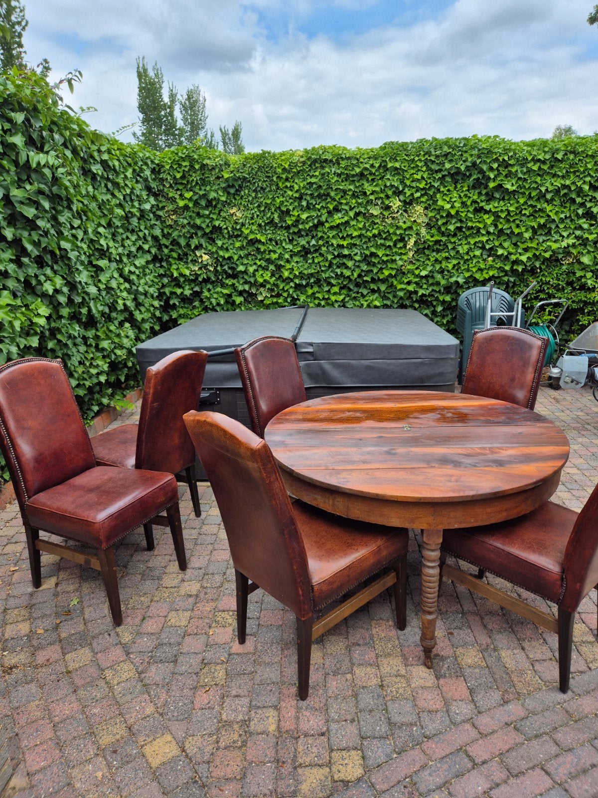 Antieke ronde tafel met 6 schapenleren stoelen, Antiek en Kunst, Ophalen