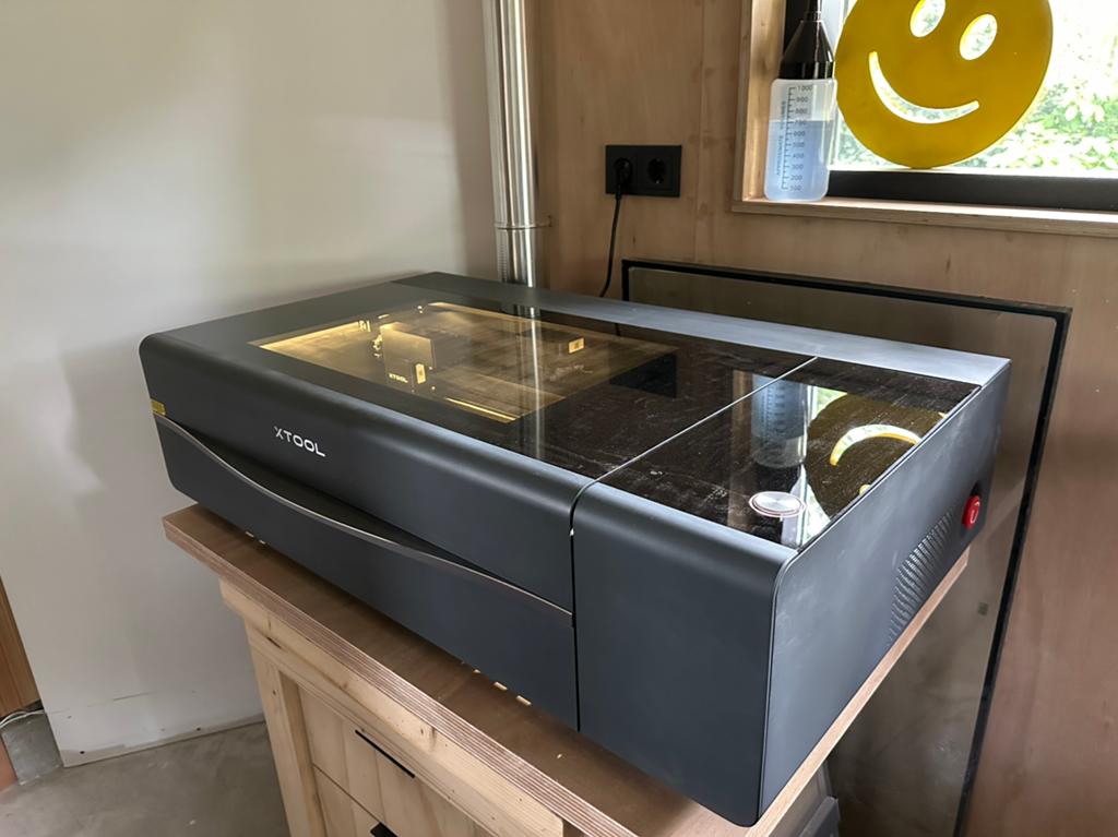 xTool P2S 55W CO2 Lasersnijder & Graveermachine, Hobby en Vrije tijd, Overige thema's, Metaal, Zo goed als nieuw, Machine