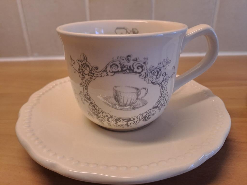 2 Kop en schotel Dreams & Wishes Lyndsay Bekouw roomwit, Huis en Inrichting, Keuken | Servies, Gebruikt, Keramiek, Ophalen of Verzenden