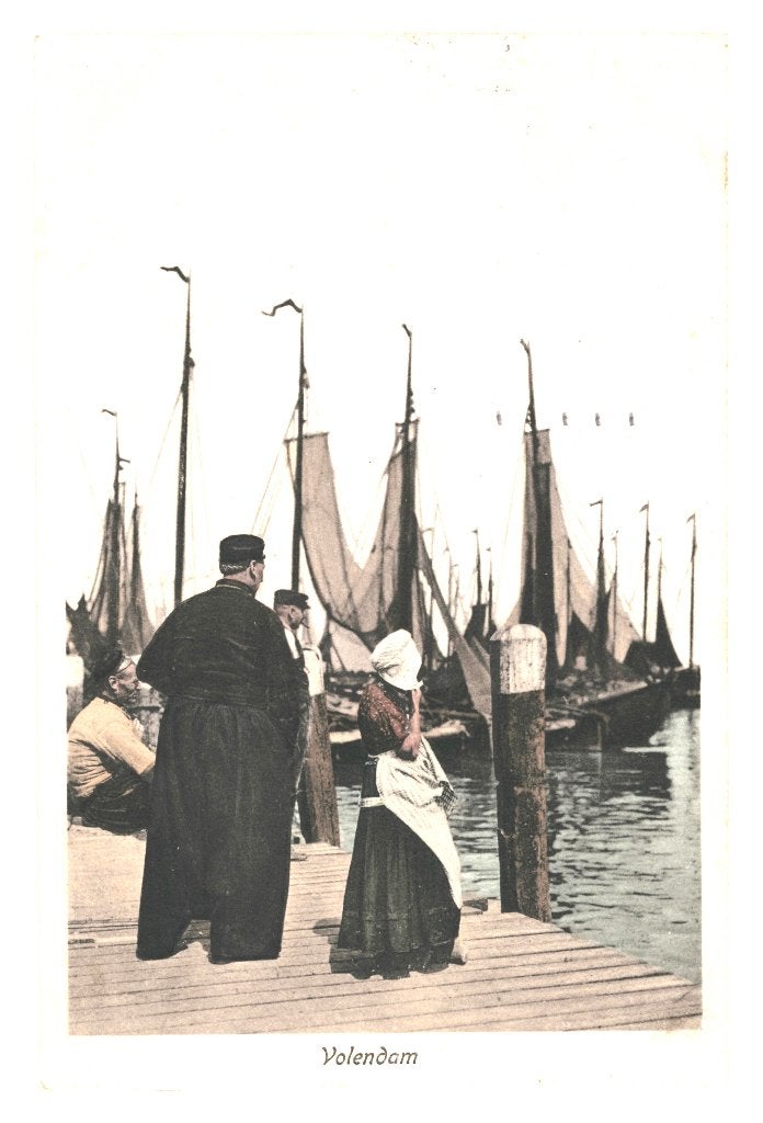 968828 Volendam 1925 Haven Botter klederdracht Gelopen, Ophalen of Verzenden, 1920 tot 1940, Gelopen, Noord-Holland