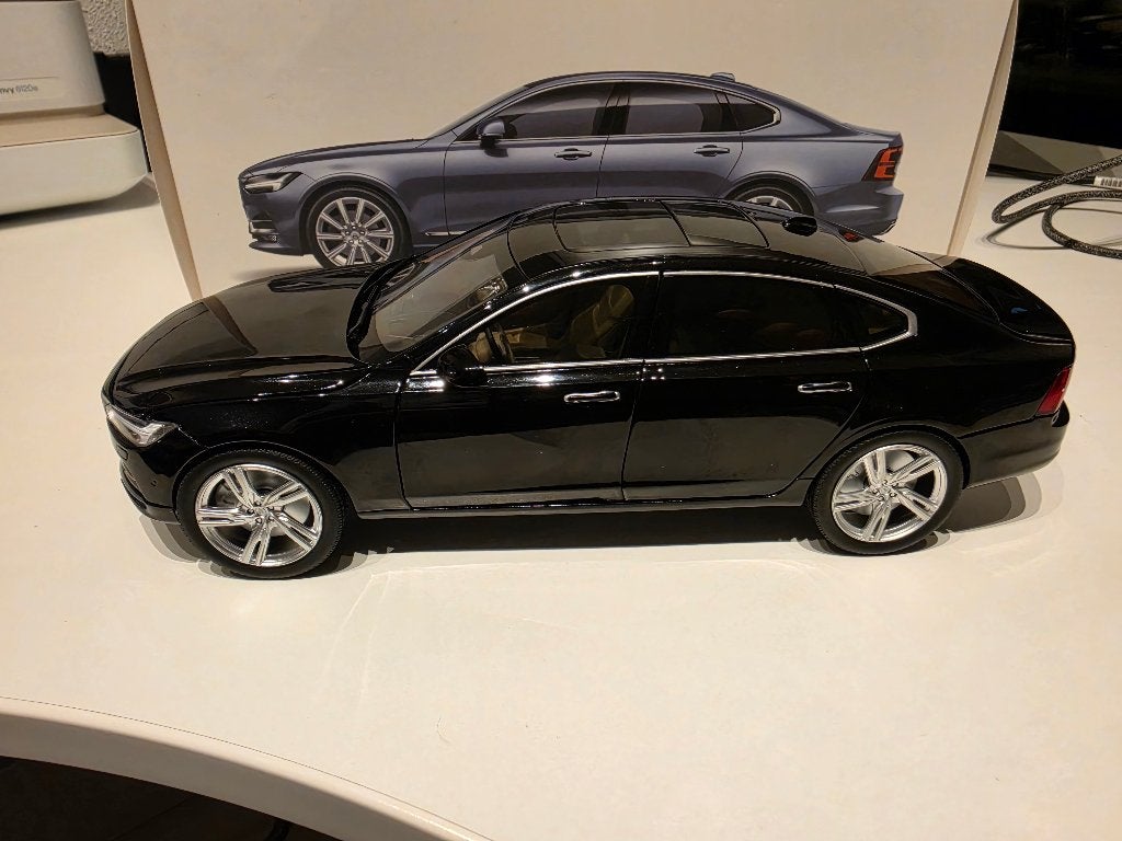 Volvo S90 1/18 Paudi, zwart, Hobby en Vrije tijd, Ophalen of Verzenden, Nieuw, Auto, Overige merken